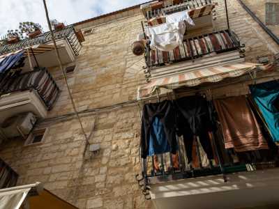 Questo tipo di gerle ha anche una funzione estremamente folkloristica, che noi abbiamo avuto la fortuna di ammirare passeggiando su strada delle Crociate. Qui vediamo infatti una signora affacciata al balcone che, alzando decisamente la voce...
